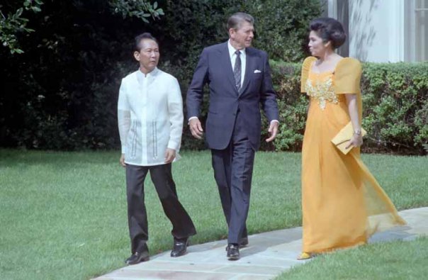 Reagan dengan Pasutri Marcos, ketika masih mesra